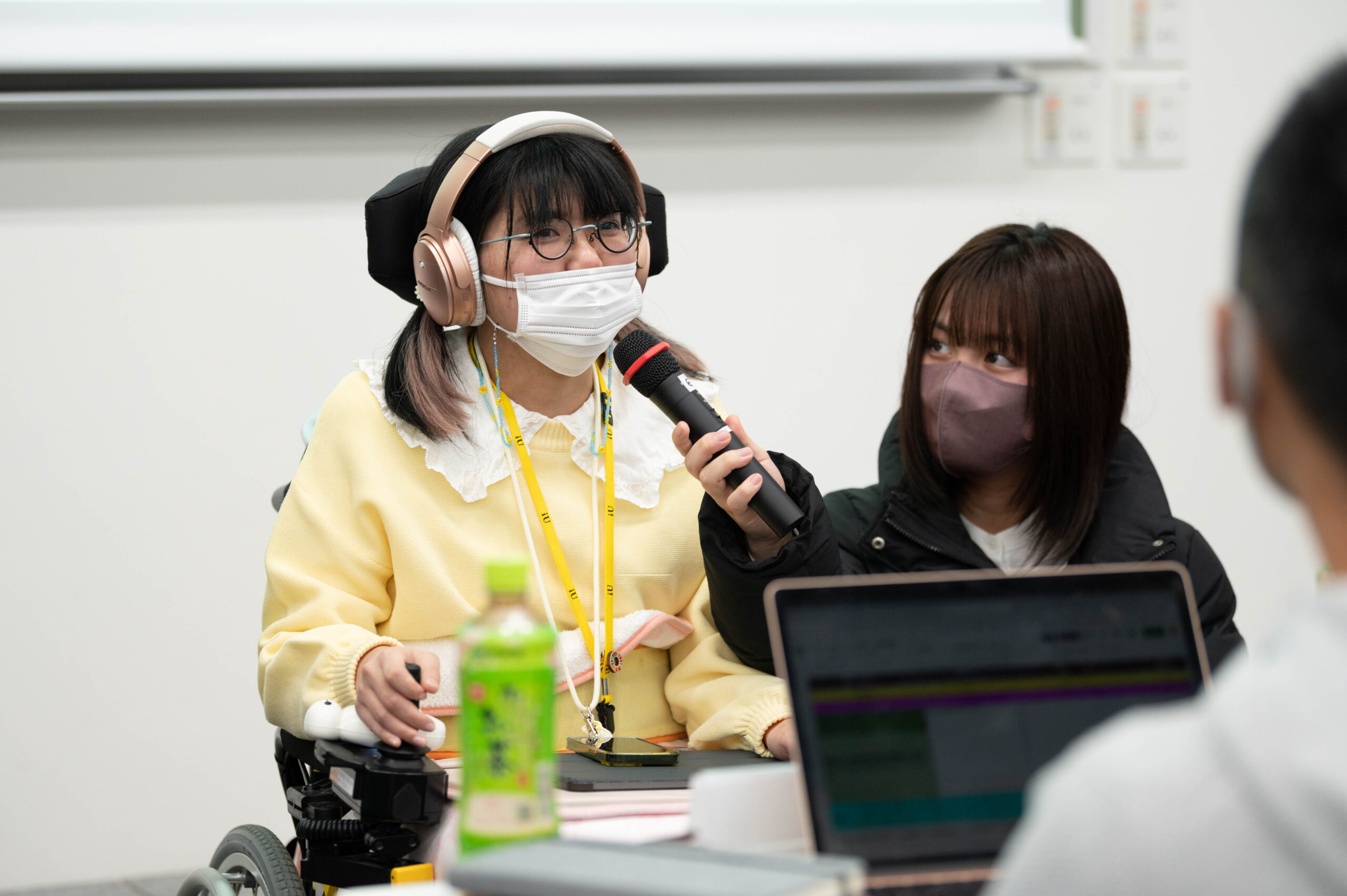 iU1年次のイノベーションプロジェクトで発表する牧野さん